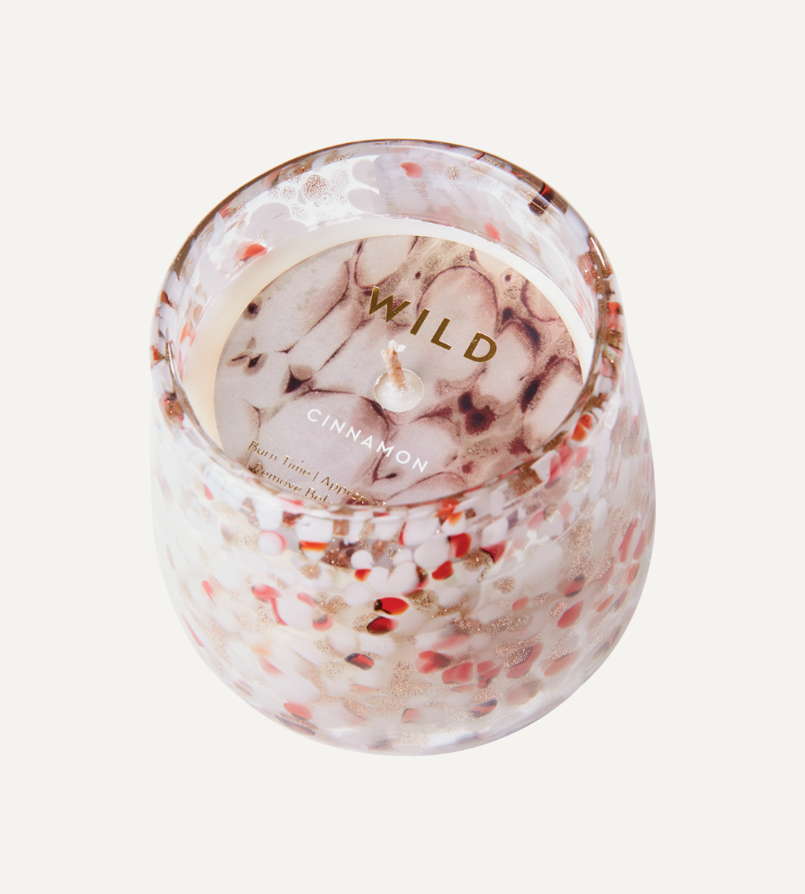WILD Doftljus Cinnamon, Vit/röd Ø7/9xH10 cm